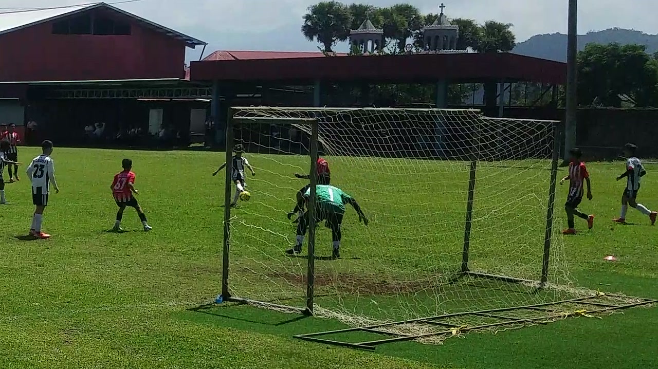 Futbol Club siguió atacando: el remate de Grayson fue bloqueado y, instantes después, Edmont exigió al portero.