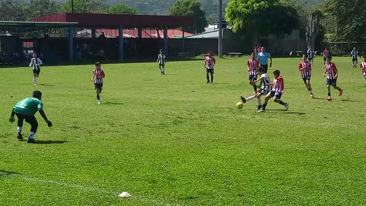 Sebas rompió una línea y habilitó a Grayson por la derecha del ataque. Grayson definió para adelantar a Futbol Club.