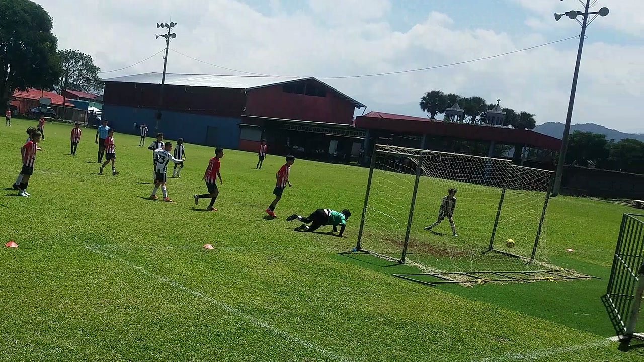 Grayson forzó una recuperación y creó una ocasión durante un ataque sostenido. Después, Janson recuperó el balón y asistió a Leo, que puso el 3-0.