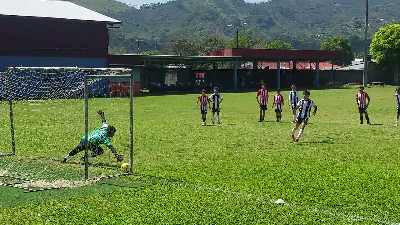 El centro de Grayson llegó a Sebas y la falta posterior provocó un penal. Sebas lo convirtió con calma para duplicar la ventaja antes del descanso.