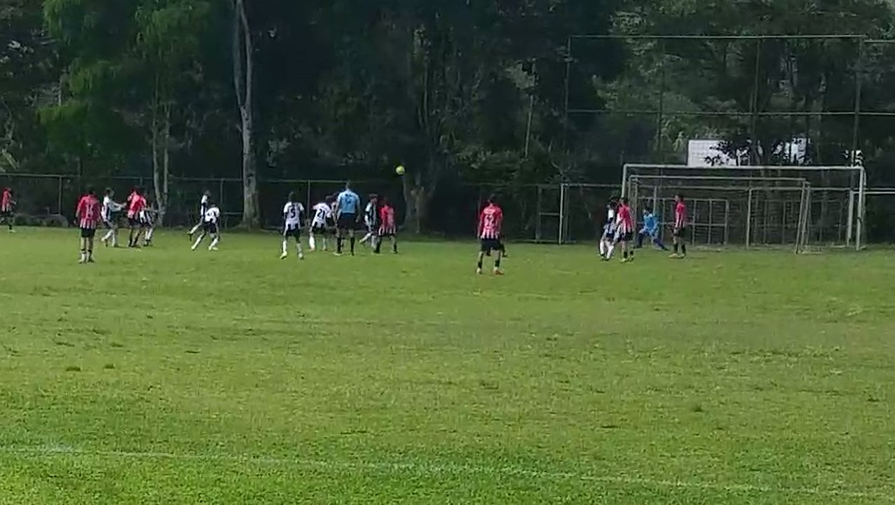 Tarcoles siguió presionando con córners y remató otra vez al arco. Futbol Club despejó con una atajada de puños y Janson añadió un bloqueo para proteger la ventaja.