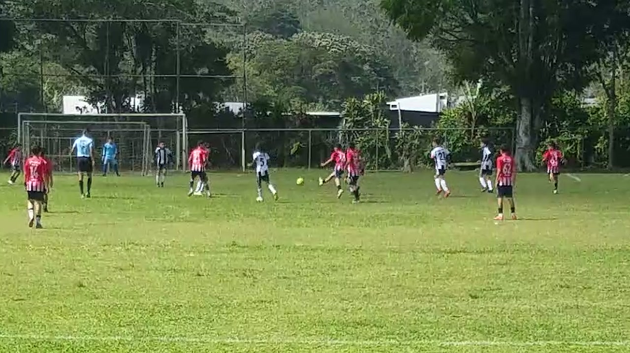 Tarcoles abrió con dos tiros al arco. Futbol Club resistió, con Grayson bloqueando dos veces para contener el peligro inicial.