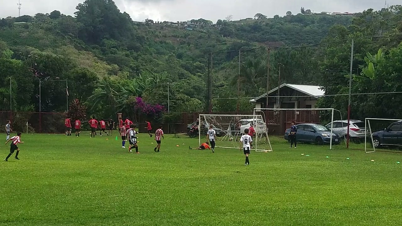 Sebas marcó desde la zona centroizquierda del ataque para completar su triplete y poner el 9-0.