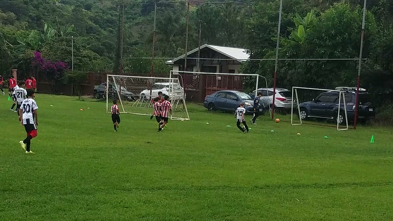 Grayson hizo avanzar la jugada con pases hacia Alejandro y Sebas, y Alejandro definió desde la derecha para poner el 8-0.