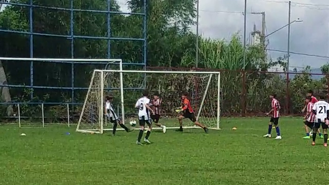 Grayson ejecutó el corner, siguió participando en la jugada y luego definió de derecha al ángulo superior izquierdo para el 2-0.