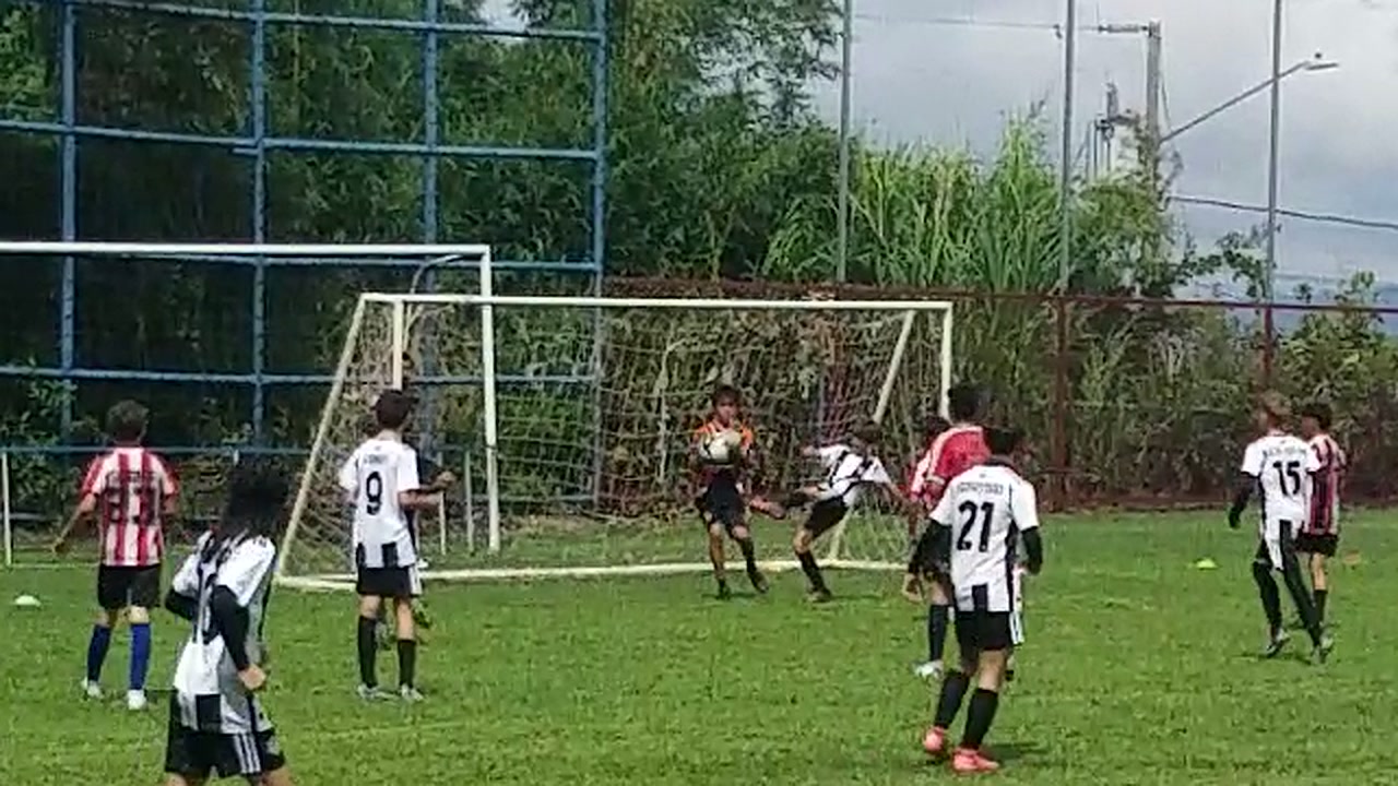 La presión continuó cuando Grayson superó a su marcador y mantuvo viva la jugada. Sebas remató al arco y Janson mandó el siguiente balón al ángulo superior izquierdo con la zurda.