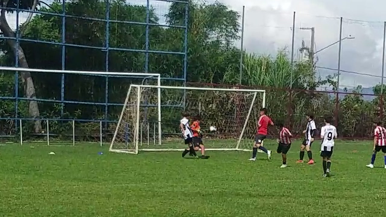 Futbol Club encerró a Cajon de Grecia desde los primeros minutos. Sebas y Grayson remataron al arco, mientras los tiros de esquina y los remates bloqueados mantuvieron viva la ofensiva.