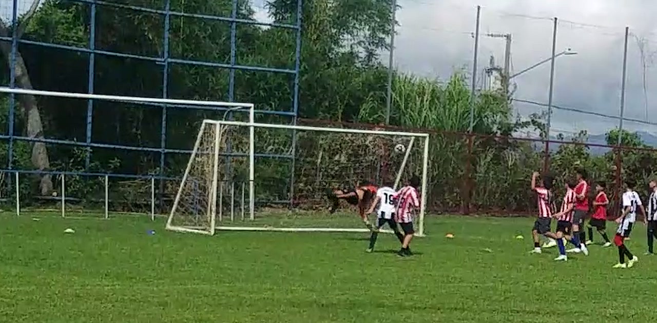 Tras prolongarse otro corner, Janson recuperó el balón suelto y centró. Grayson definió de derecha al ángulo superior derecho para el 1-0.