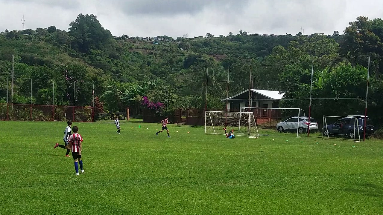 Cajon de Grecia registró uno de sus escasos remates al arco desde la zona centroderecha del mediocampo, interrumpiendo por un momento el dominio de Futbol Club.