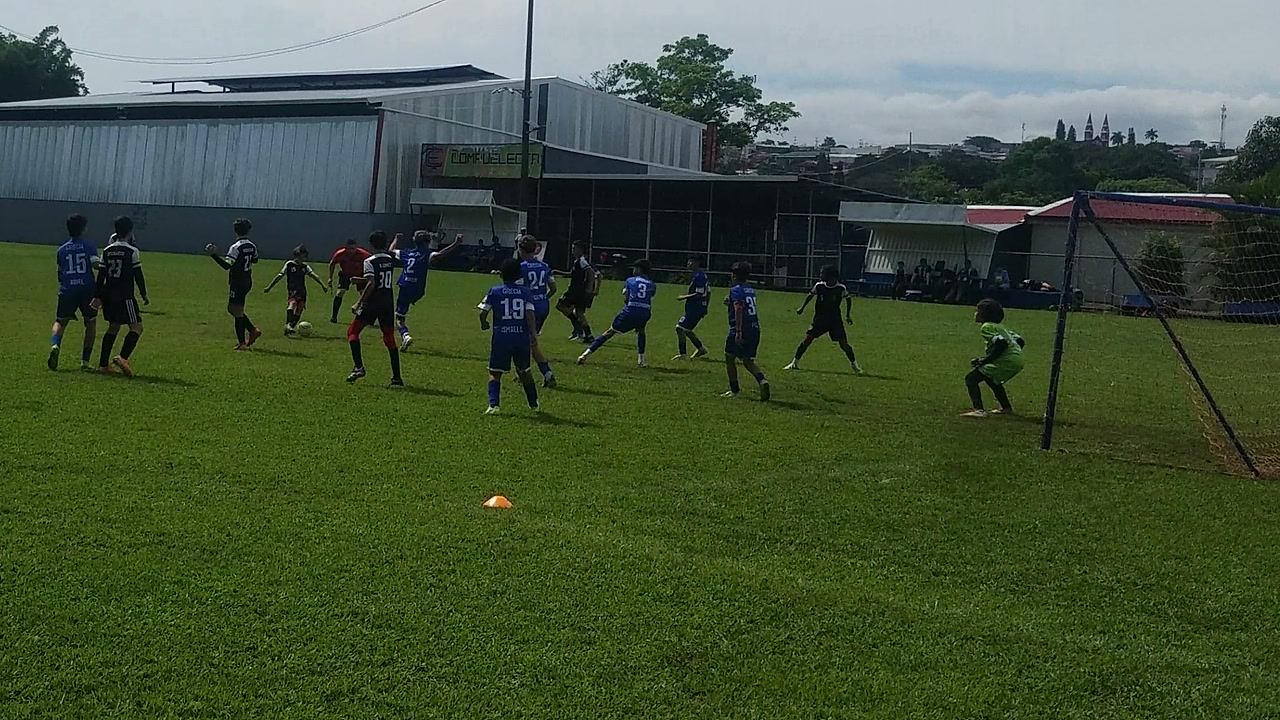 El córner de Janson fue acreditado como asistencia y Grayson definió desde el sector central izquierdo del último tercio para poner el 1-0 de Futbol Club.
