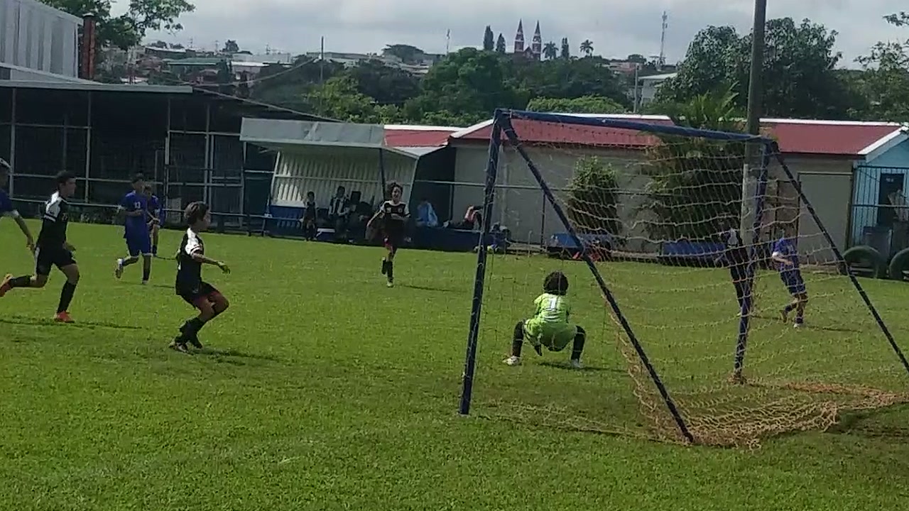 Grayson encontró a Sebas con un centro para un remate bloqueado y luego habilitó a Edmont para un tiro al arco.