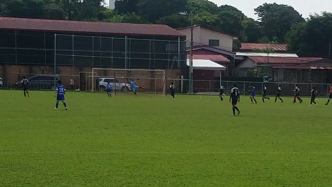 Grayson habilitó a Edmont, cuyo intento se fue desviado, antes de que Grecia marcara para el 1-1.