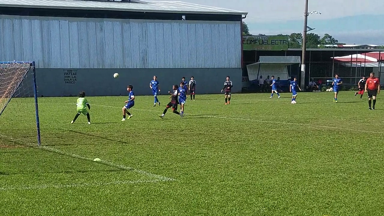 Janson forzó una recuperación alta antes del remate bloqueado de Sebas; Andres y Nico después llevaron sus tiros al arco en un inicio intenso de Futbol Club.