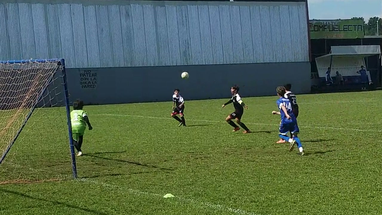 Janson ejecutó un córner y dio dos pases clave al final del primer tiempo; el remate de Sebas en el 27' se fue desviado.