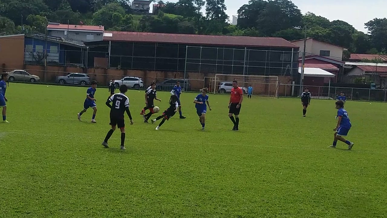Grecia llevó otro remate al arco, Futbol Club respondió con un intento desviado y después Grecia sofocó el peligro.