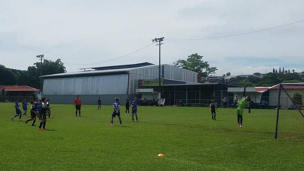 Después de que Grayson recuperara arriba, Janson creó una apertura para Sebas, cuyo remate dio en el travesaño.