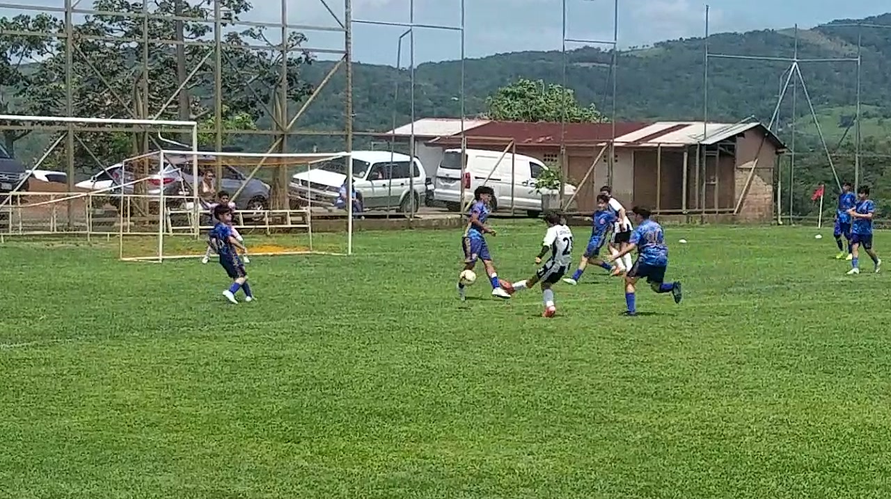 Janson ganó la entrada y encontró a Julian; el centro de Julian llegó a Sebas, que superó a un defensor y remató a puerta.