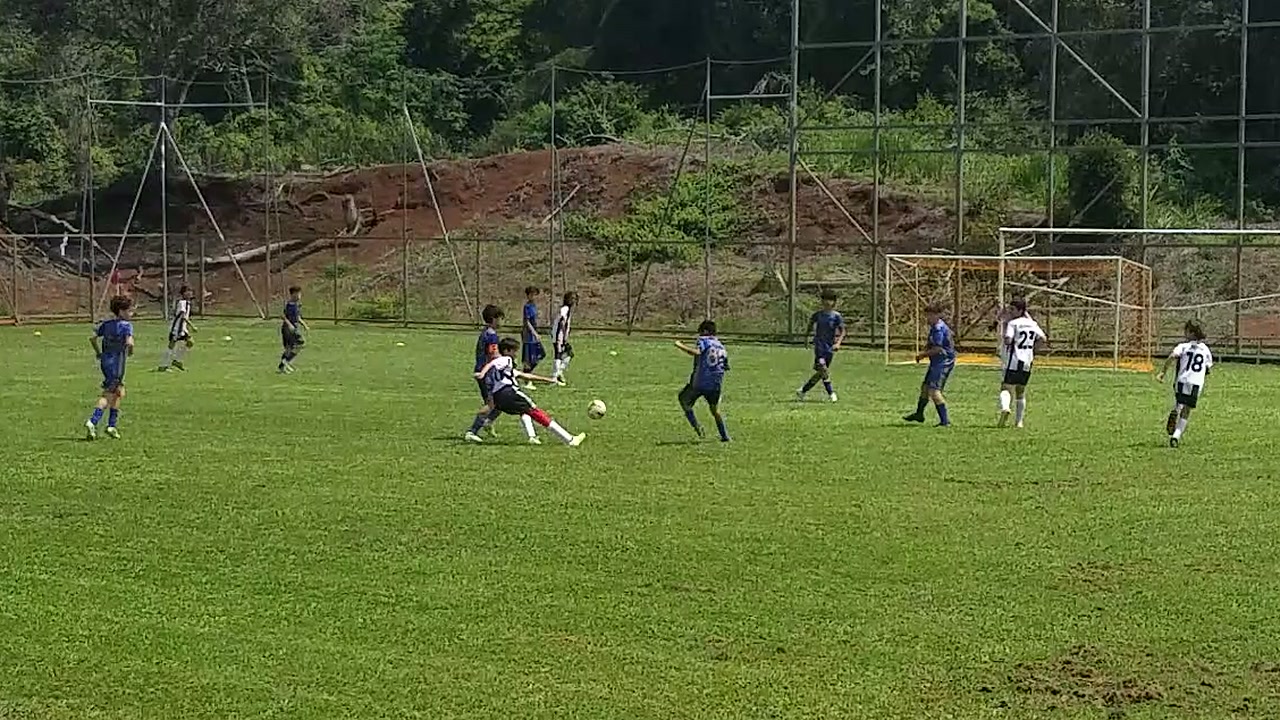 Sebas remató a puerta en el 23' y Nico sumó otro intento a puerta en el 29', mientras Futbol Club mantenía la presión.
