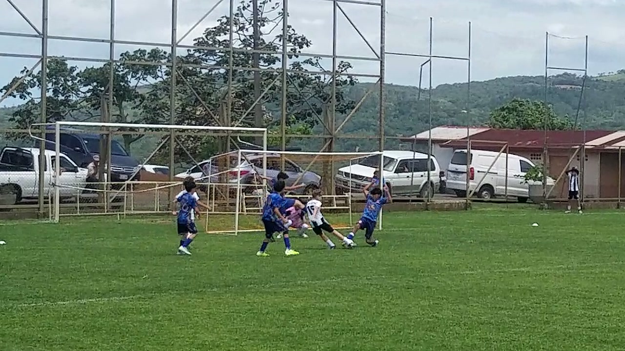 Edmont encontró a Alejandro para un remate a puerta, y el ataque siguió con un córner de Grayson antes del disparo desviado de Sebas.