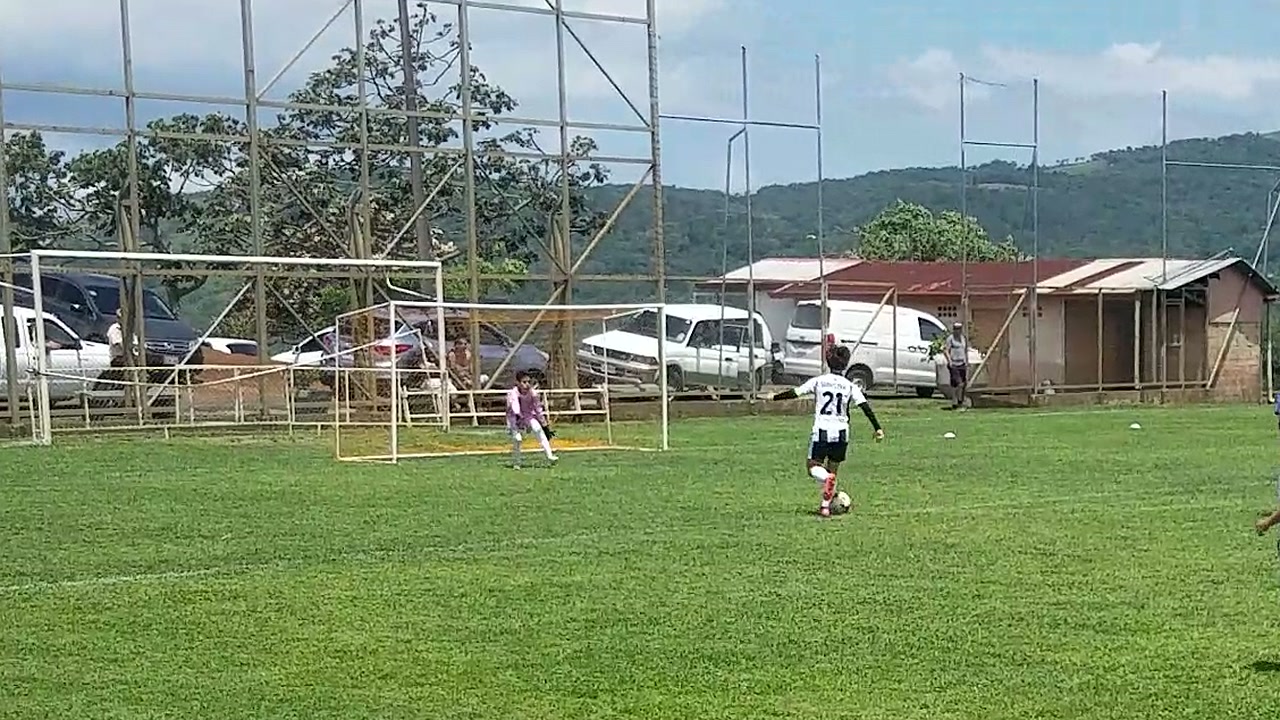 Futbol Club respondió de inmediato tras el reinicio. Sebas recuperó una pelota suelta, superó a su marcador y definió para el 1-1.