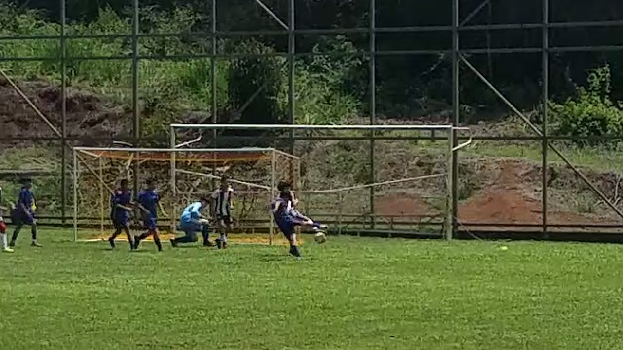 El córner de Guvar provocó una secuencia de peligro: dos tiros fueron a puerta, Jair bloqueó dos remates posteriores y el siguiente se fue desviado.