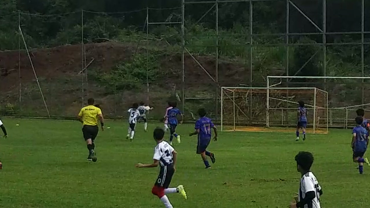 El centro de Nico generó una ocasión temprana y Grayson remató de zurda a puerta.