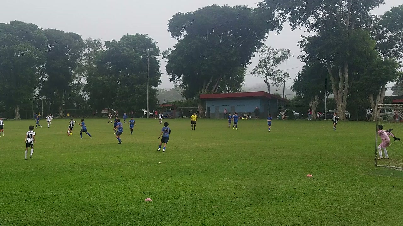 Futbol Club siguió atacando: Sebas remató al arco y el intento de Julian fue bloqueado tras una apertura creada por Grayson. Guvar respondió con un remate al arco propio.
