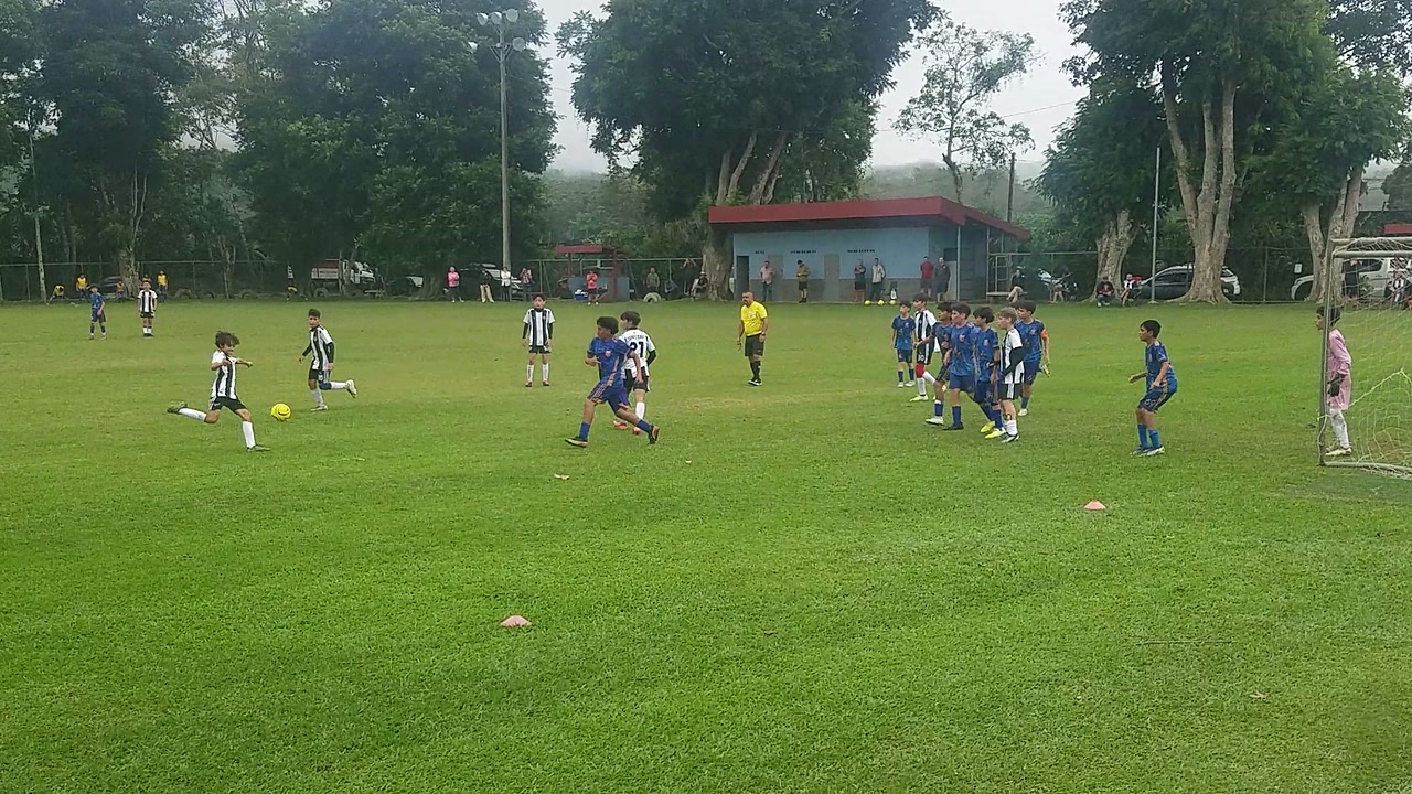 El córner de Edmont creó la ocasión y Grayson definió desde el centro-derecha del ataque para poner a Futbol Club 1-0 arriba.