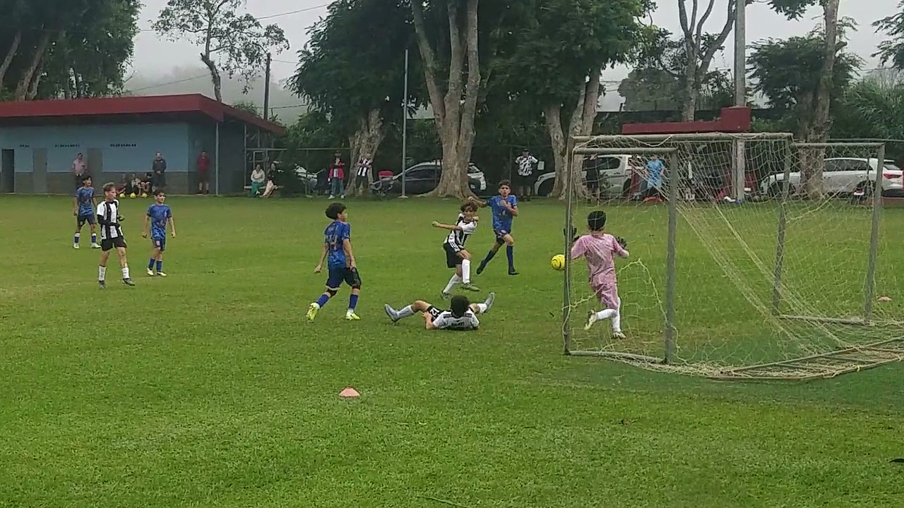 Nico encontró a Sebas, cuyo centro llegó a Grayson para su segundo gol y el 2-0 de Futbol Club.