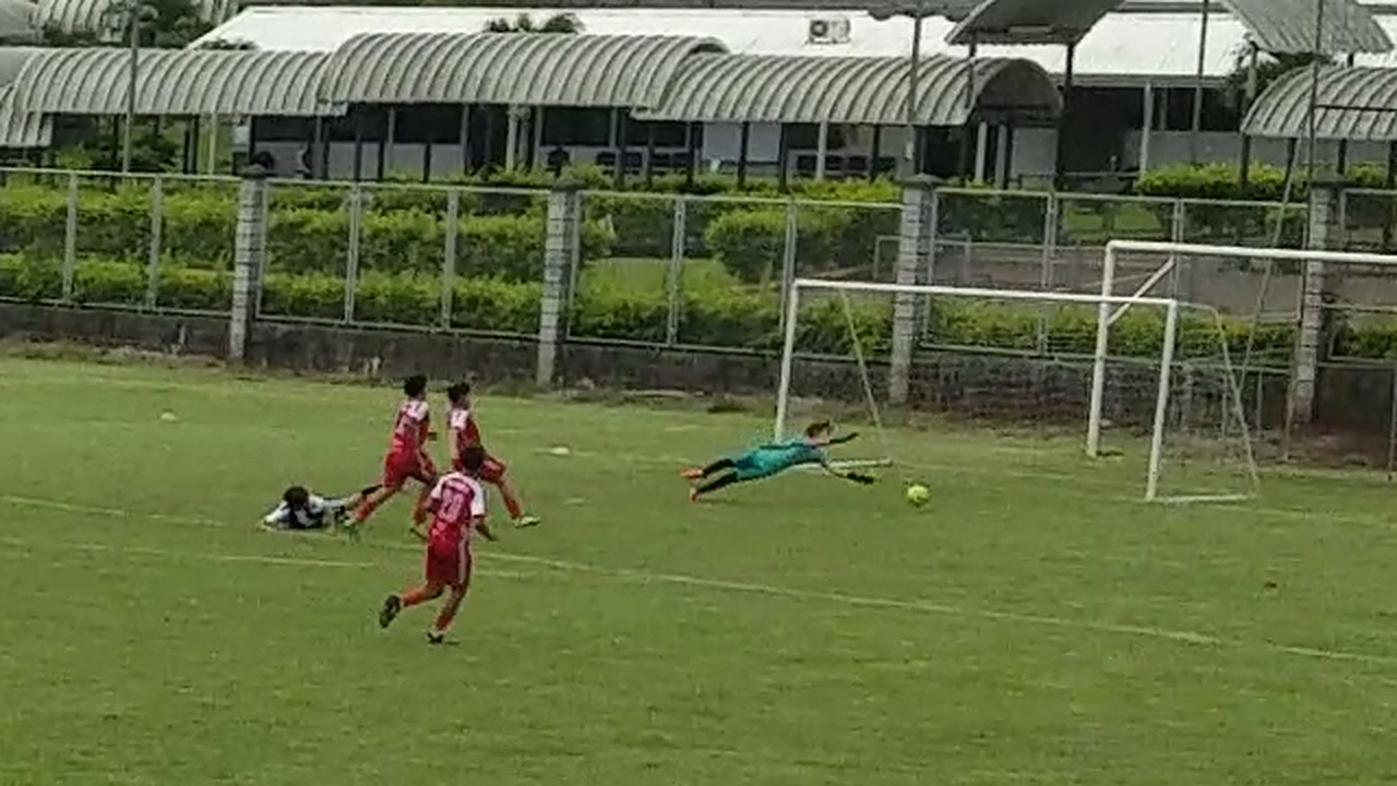 Julian marcó desde el sector ofensivo centro-derecho para completar la remontada y poner el 3-2.