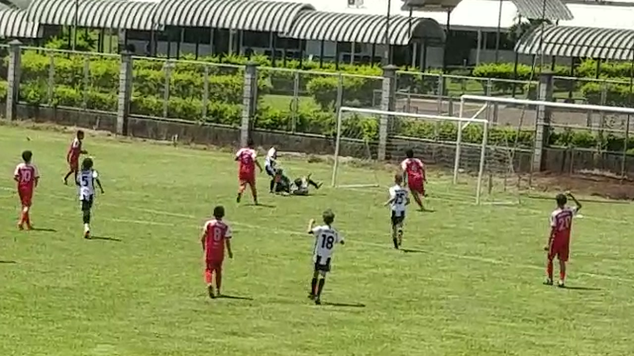 Con el 2-1 en contra, Julian y Sebas remataron al arco antes de que Grayson ganara un penalti; Cofutpa recibió una tarjeta amarilla.